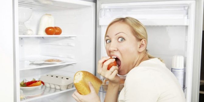 Девушка кушает