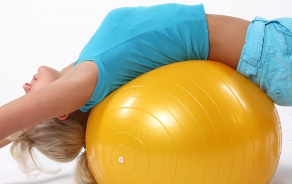 Упражнения на фитболе для похудения живота, боков, ног. Программы тренировок